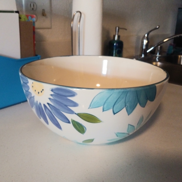 Large Ceramic bowl - Picture 2 of 3